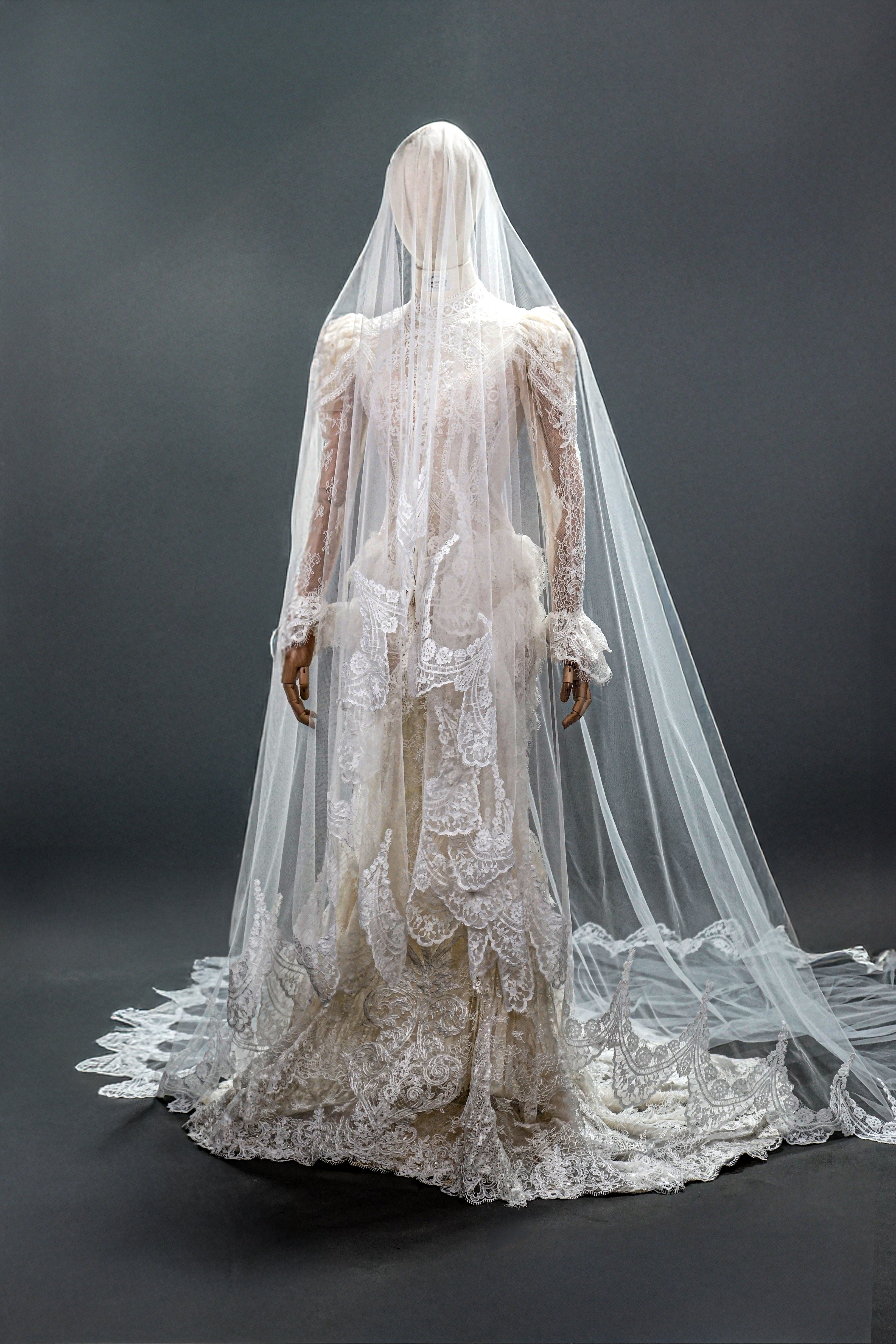 2411018 - OFF WHITE TULLE BROCADE